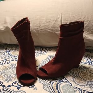 Aerosoles Burgandy Booties, side zip, size 8, 3.5 inch heel